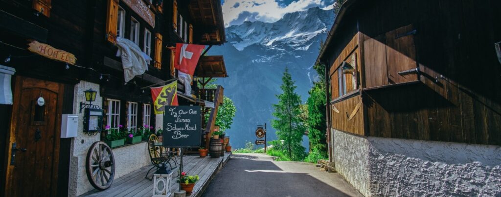 Schweizer Dorf in den Alpen - Michael Oehme zur Wohnungssituation in der Schweiz und Deutschland